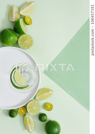 A lot of kumquat and lime cut in slices are displayed. Vacant space for organic product advertising. Lime and Kumquat help regulate blood sugar 106957391