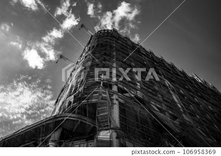 Large-scale construction site crane and blue sky Takanawa Gateway 2023.09 c-6 monochrome Large-scale construction site crane and blue sky Takanawa Gateway 2023.09 c-6 monochrome 106958369