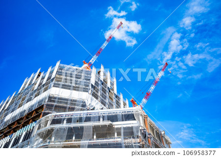 Large-scale construction site crane and blue sky Takanawa Gateway 2023.09 e-2 High chroma contrast 106958377