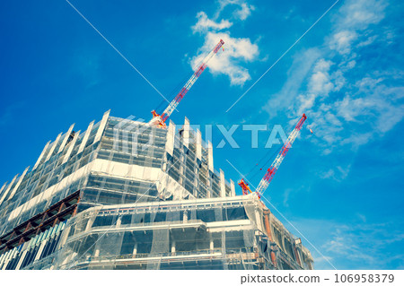 Large-scale construction site crane and blue sky Takanawa Gateway 2023.09 e-4 Emphasis on warm and cool colors Large-scale construction site crane and blue sky Takanawa Gateway 2023.09 e-4 Emphasis on warm and cool colors 106958379