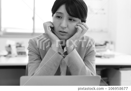 Monochrome image of a female office worker who is unmotivated 106958677
