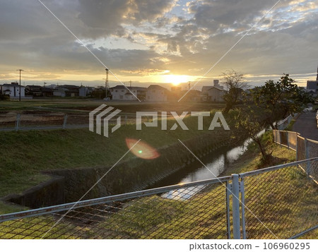 夕陽照亮的河流,暮色 夕陽照亮的河流,暮色 106960295
