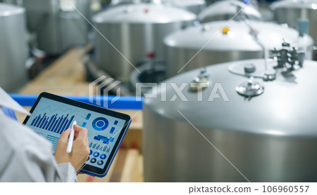 工程師用平板電腦檢查液罐 工程師用平板電腦檢查液罐 106960557