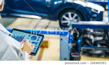 使用平板電腦管理汽車工廠的工程師 106960561