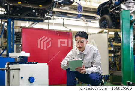 工程師檢查工廠機械 工程師檢查工廠機械 106960569