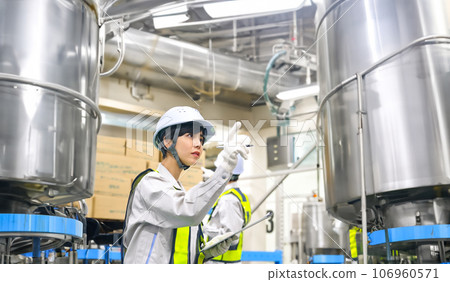 工程師檢查工廠儲罐 106960571