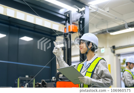 工程師檢查工廠機械 106960575