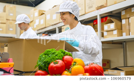 身穿白大褂包裝蔬菜的工人 身穿白大褂包裝蔬菜的工人 106960579