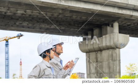 工程師檢查高架橋 106960580