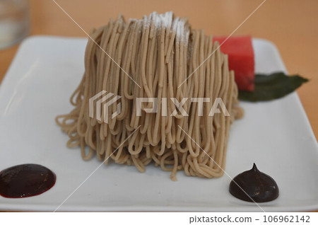 使用長野縣小布施名貴栗子製作的萬寶龍小布施堂蛋糕 使用長野縣小布施名貴栗子製作的萬寶龍小布施堂蛋糕 106962142