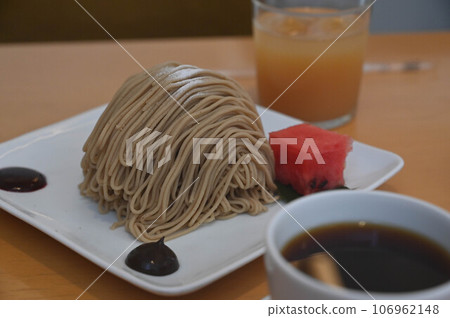 使用長野縣小布施名貴栗子製作的萬寶龍小布施堂蛋糕 使用長野縣小布施名貴栗子製作的萬寶龍小布施堂蛋糕 106962148