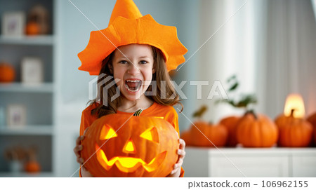 girl with carving pumpkin 106962155