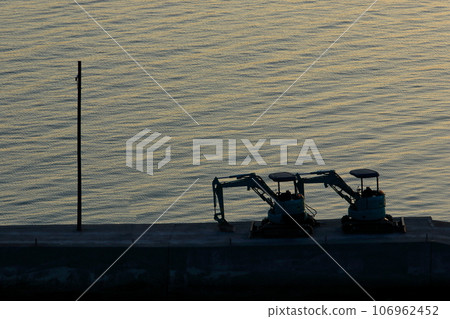 防波堤上的大氣挖掘機 防波堤上的大氣挖掘機 106962452