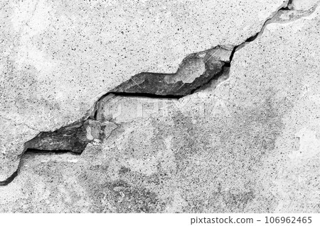Cracked concrete walls 106962465