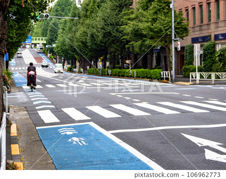 ``Regular bicycle lane'' painted with a blue band on the road surface ``Regular bicycle lane'' painted with a blue band on the road surface 106962773