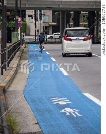 路面上塗有藍色帶子的“普通自行車道” 106962788