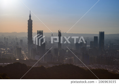 The air quality is poor and the urban landscape is gray. The air quality is poor and the urban landscape is gray. 106963035