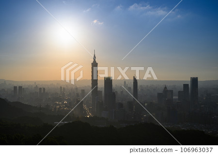 The air quality is poor and the urban landscape is gray. The air quality is poor and the urban landscape is gray. 106963037