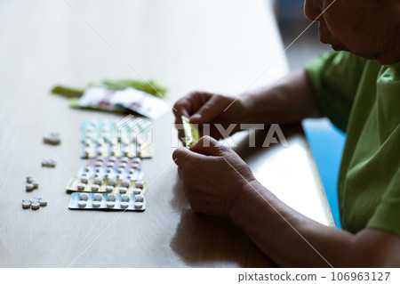 Elderly people taking medicine Elderly people taking medicine 106963127