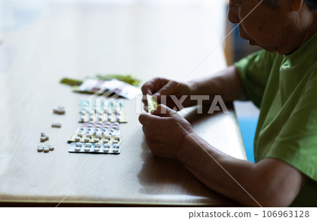Elderly people taking medicine Elderly people taking medicine 106963128