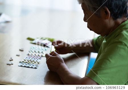 Elderly people taking medicine Elderly people taking medicine 106963129