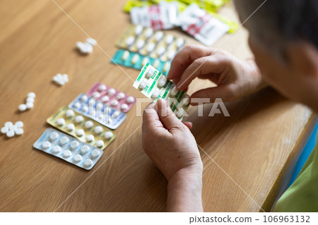 Elderly people taking medicine Elderly people taking medicine 106963132