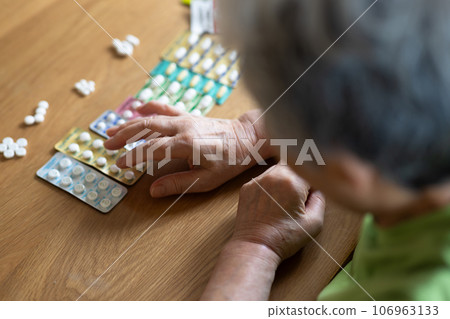 Elderly people taking medicine Elderly people taking medicine 106963133