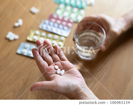 Elderly people taking medicine Elderly people taking medicine 106963134