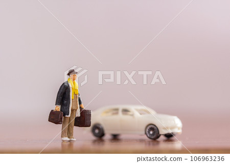 Businessman carry bag standing on the floor with blurred white car background. 106963236