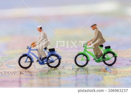 Figure businessmans cycling on the world map Figure businessmans cycling on the world map 106963237
