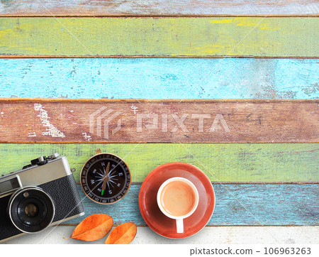 Vintage camera and old blank photo frame on office desk 106963263