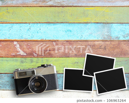 Vintage camera and old blank photo frame on office desk 106963264
