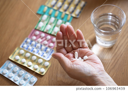 老人吃藥 106963439