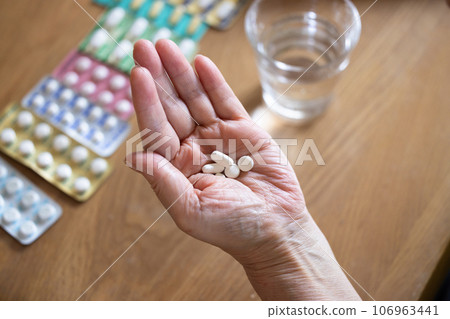 Elderly people taking medicine Elderly people taking medicine 106963441