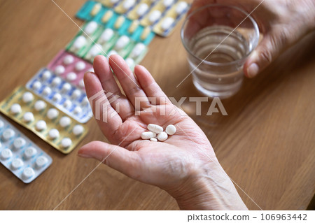 Elderly people taking medicine Elderly people taking medicine 106963442