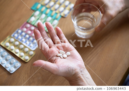 Elderly people taking medicine Elderly people taking medicine 106963443