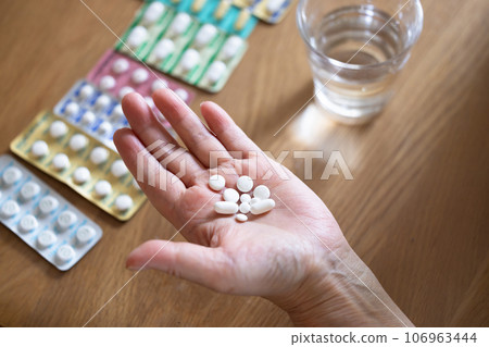 Elderly people taking medicine Elderly people taking medicine 106963444