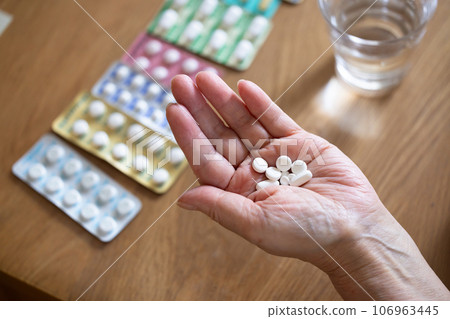 Elderly people taking medicine Elderly people taking medicine 106963445