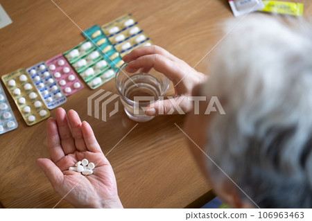 Elderly people taking medicine Elderly people taking medicine 106963463