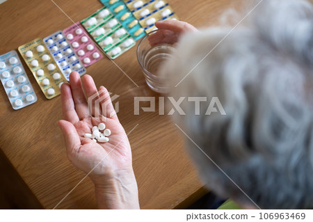 Elderly people taking medicine Elderly people taking medicine 106963469