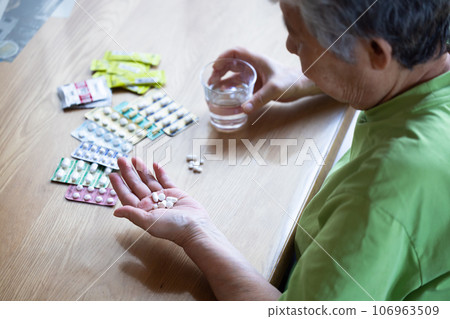 Elderly people taking medicine Elderly people taking medicine 106963509