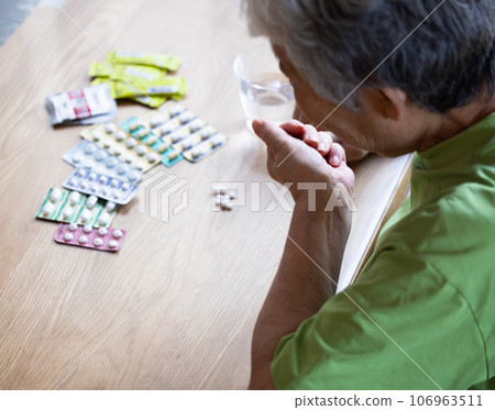 Elderly people taking medicine Elderly people taking medicine 106963511