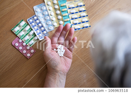 老人吃藥 106963518