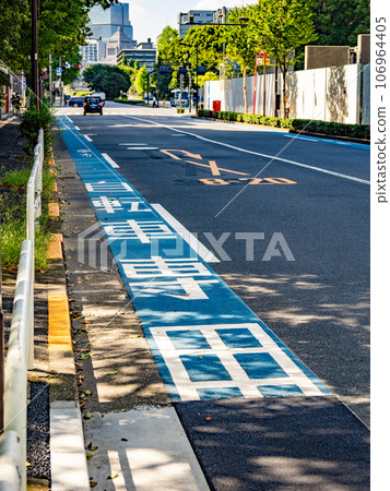 路面上塗有藍色帶子的“普通自行車道” 路面上塗有藍色帶子的“普通自行車道” 106964405