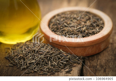 Caraway seeds with essential oil 106964905