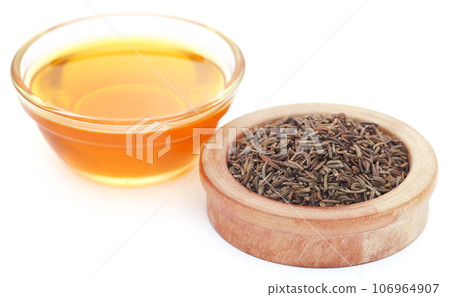 Caraway seeds with essential oil in glass bowl 106964907