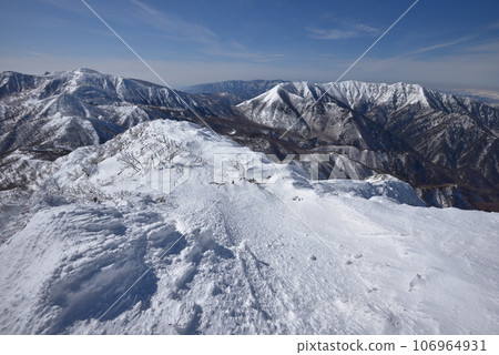 View of the Nasu Mountain Range from near the summit of Mt. Koshi Asahidake, the Otoge Pass from Mt. Sanbonyaridake, and the direction of Mt. View of the Nasu Mountain Range from near the summit of Mt. Koshi Asahidake, the Otoge Pass from Mt. Sanbonyaridake, and the direction of Mt. 106964931