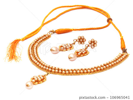 Indian necklace of gold and pearls 106965041