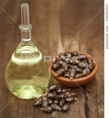 Castor oil with beans 106965081