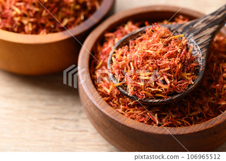 Dried safflower in spoon and bowl, Herbal tea 106965512